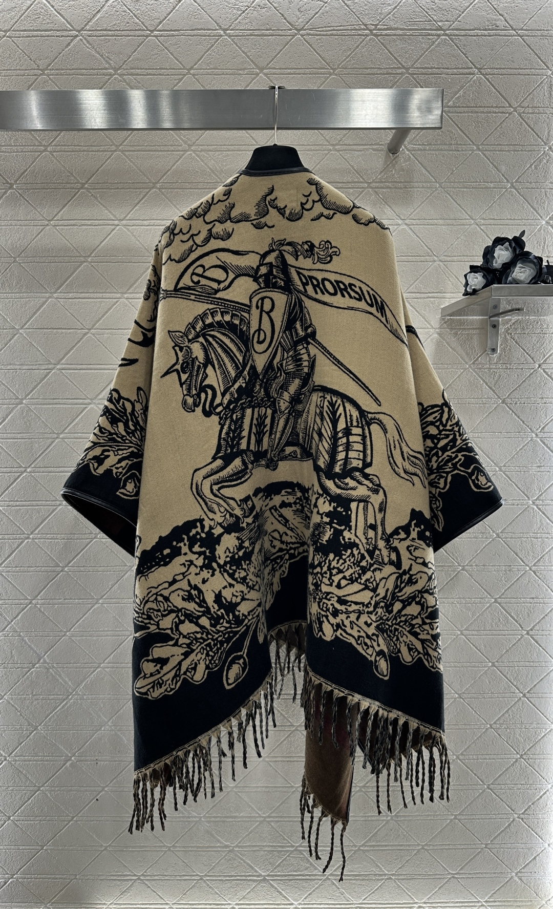 ♥BBR*♥2025新品上架 两面穿针织流苏斗篷披肩定制YB羊绒羊毛纱线织造，质感高级，舒适柔软，斗篷式