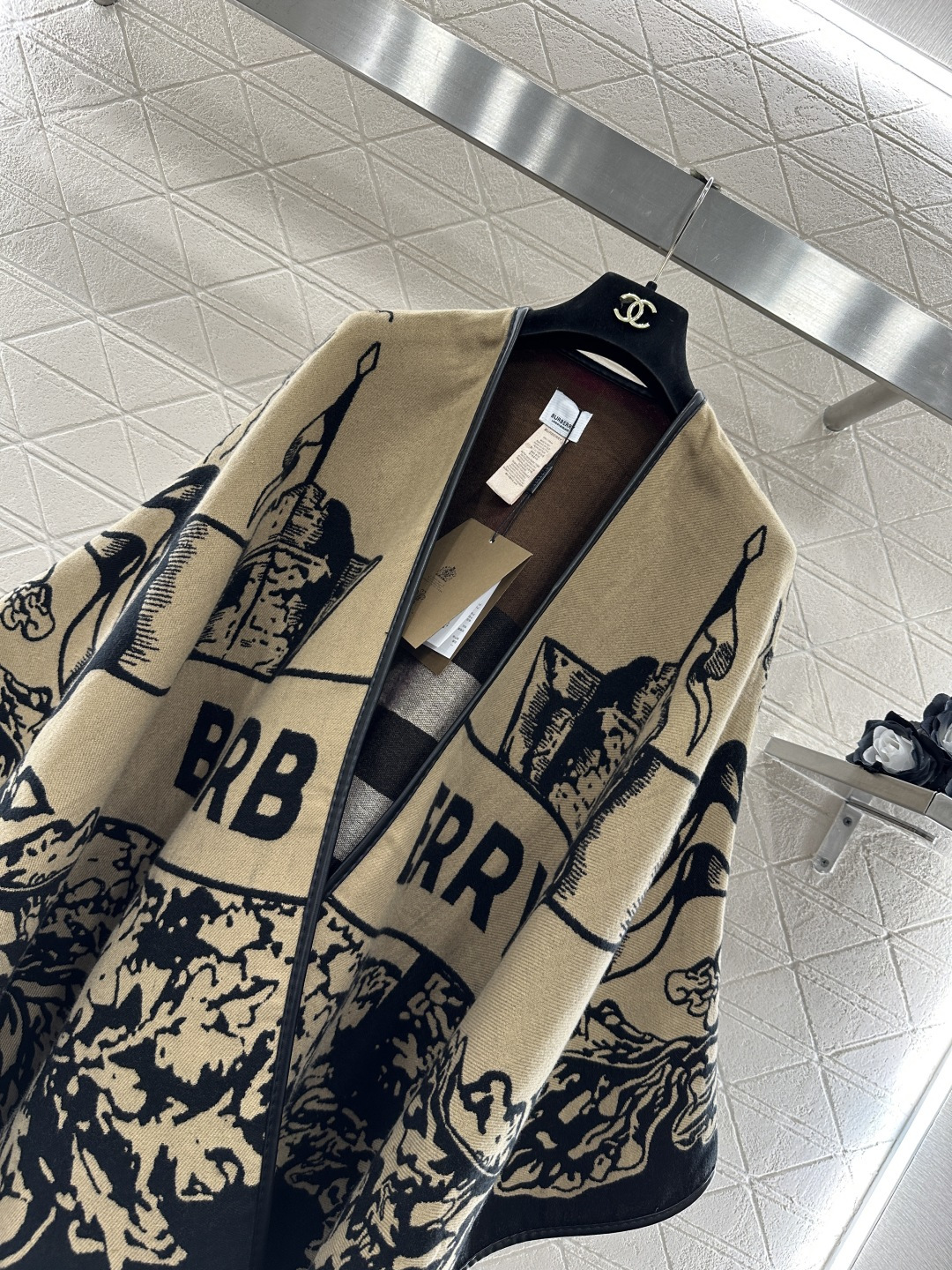 ♥BBR*♥2025新品上架 两面穿针织流苏斗篷披肩定制YB羊绒羊毛纱线织造，质感高级，舒适柔软，斗篷式