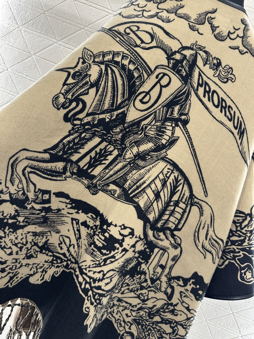 ♥BBR*♥2025新品上架 两面穿针织流苏斗篷披肩定制YB羊绒羊毛纱线织造，质感高级，舒适柔软，斗篷式