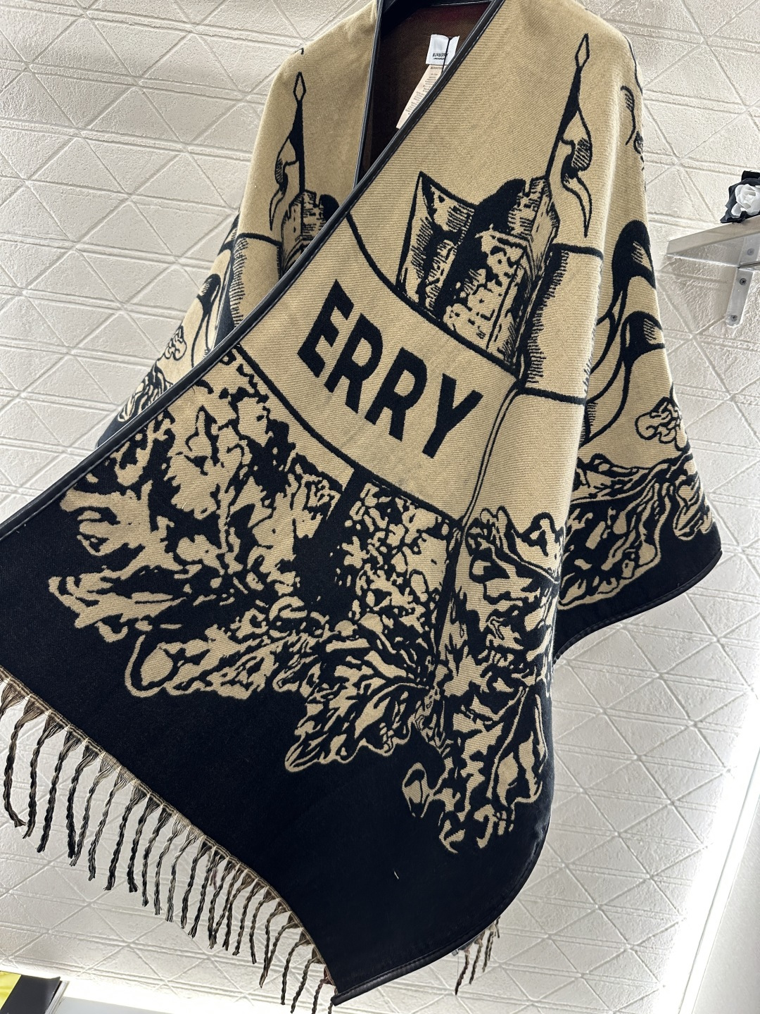 ♥BBR*♥2025新品上架 两面穿针织流苏斗篷披肩定制YB羊绒羊毛纱线织造，质感高级，舒适柔软，斗篷式