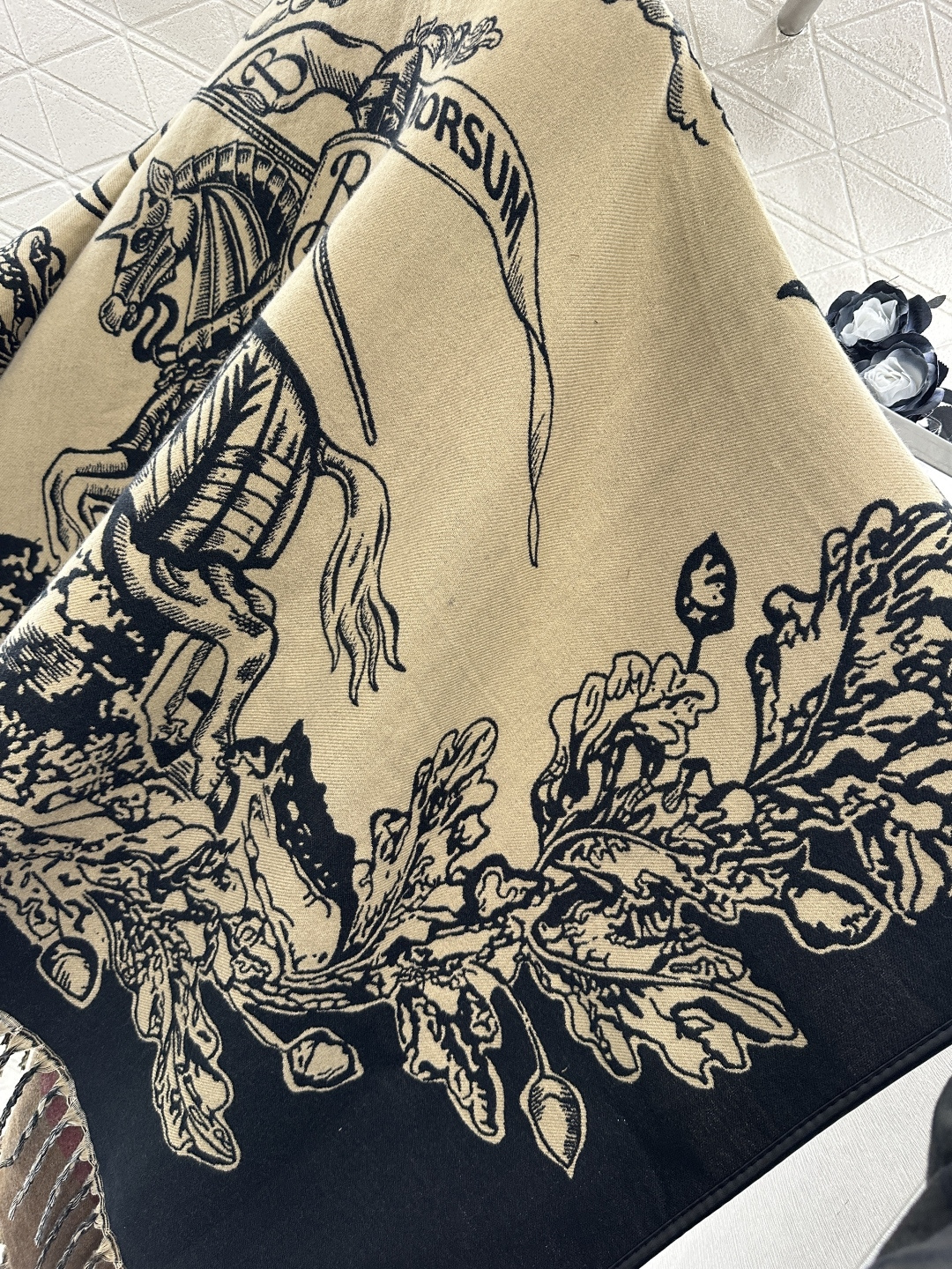 ♥BBR*♥2025新品上架 两面穿针织流苏斗篷披肩定制YB羊绒羊毛纱线织造，质感高级，舒适柔软，斗篷式