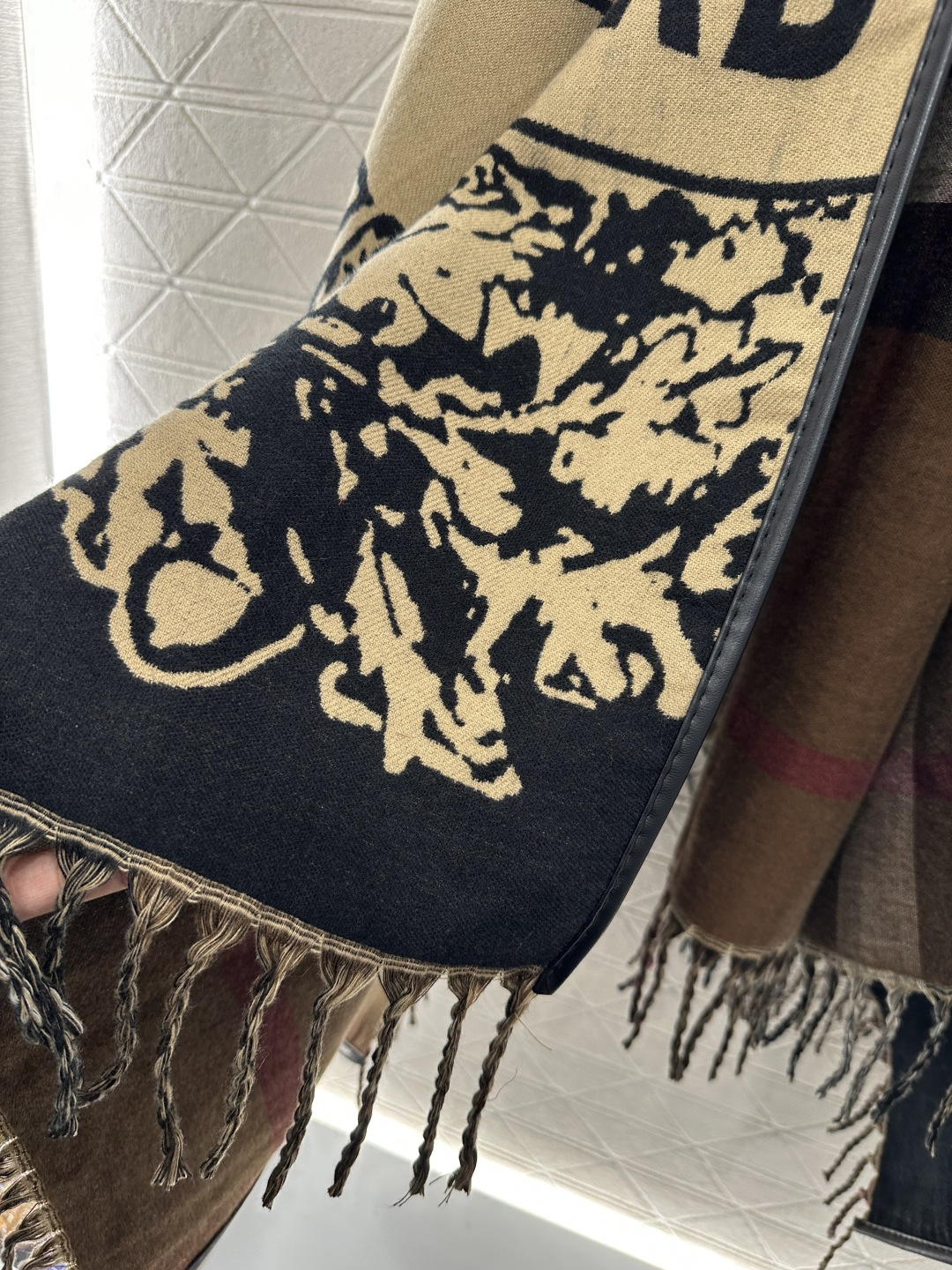 ♥BBR*♥2025新品上架 两面穿针织流苏斗篷披肩定制YB羊绒羊毛纱线织造，质感高级，舒适柔软，斗篷式