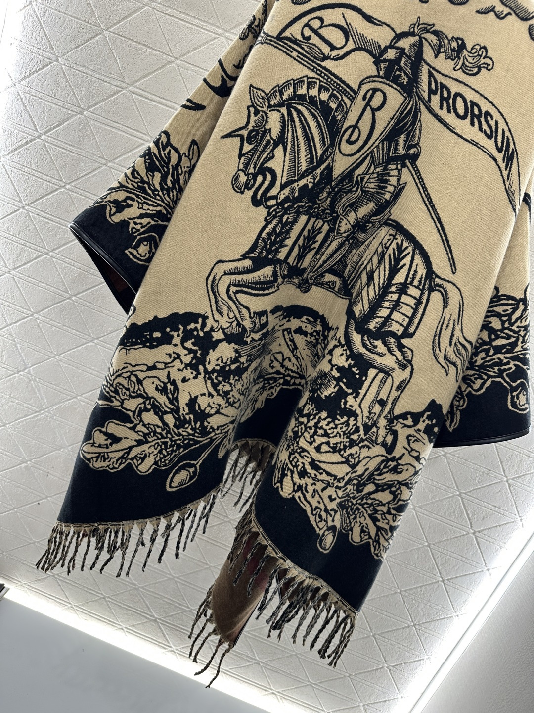 ♥BBR*♥2025新品上架 两面穿针织流苏斗篷披肩定制YB羊绒羊毛纱线织造，质感高级，舒适柔软，斗篷式