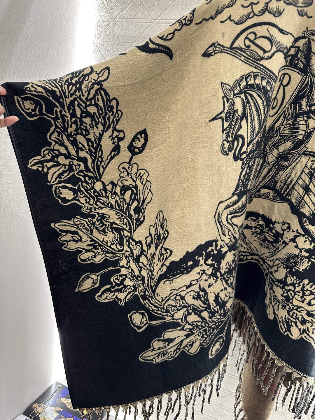 ♥BBR*♥2025新品上架 两面穿针织流苏斗篷披肩定制YB羊绒羊毛纱线织造，质感高级，舒适柔软，斗篷式