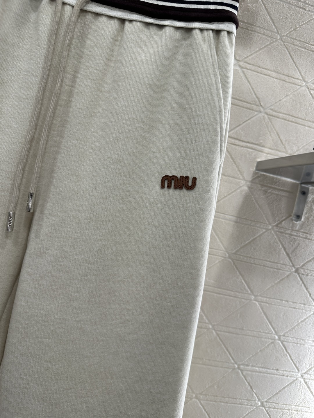 ♥Miumi*♥2025新品上架 条纹织带抽绳直筒长裤定制YB进口羊毛混纺材质，面料柔挺舒适，垂顺有型，