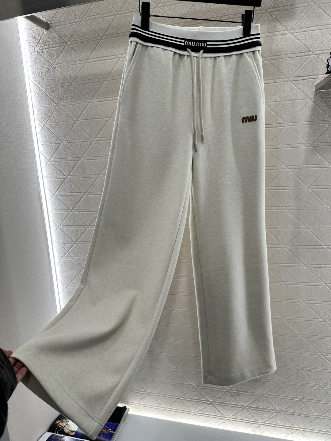 ♥Miumi*♥2025新品上架 条纹织带抽绳直筒长裤定制YB进口羊毛混纺材质，面料柔挺舒适，垂顺有型，