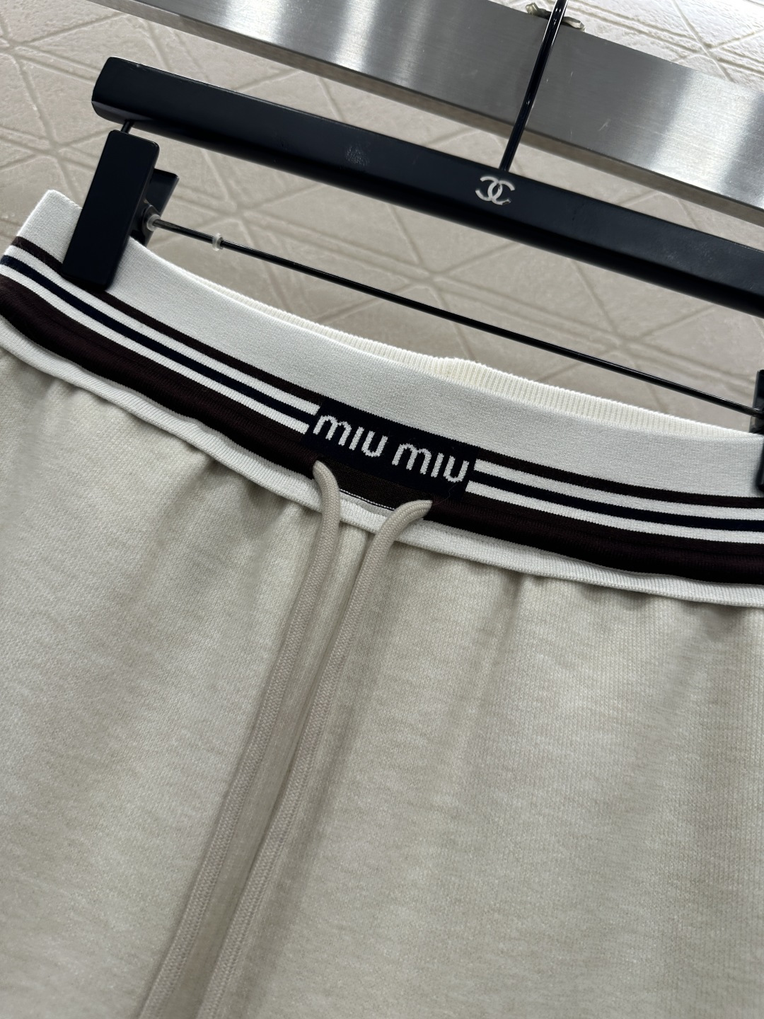 ♥Miumi*♥2025新品上架 条纹织带抽绳直筒长裤定制YB进口羊毛混纺材质，面料柔挺舒适，垂顺有型，