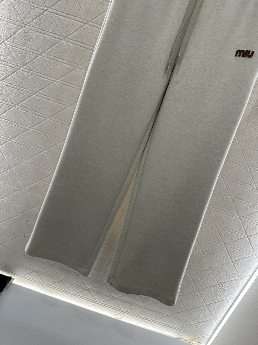 ♥Miumi*♥2025新品上架 条纹织带抽绳直筒长裤定制YB进口羊毛混纺材质，面料柔挺舒适，垂顺有型，