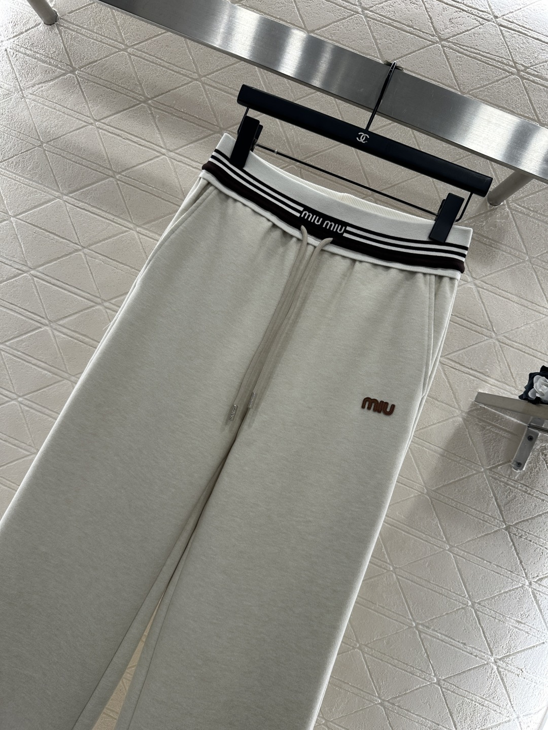 ♥Miumi*♥2025新品上架 条纹织带抽绳直筒长裤定制YB进口羊毛混纺材质，面料柔挺舒适，垂顺有型，