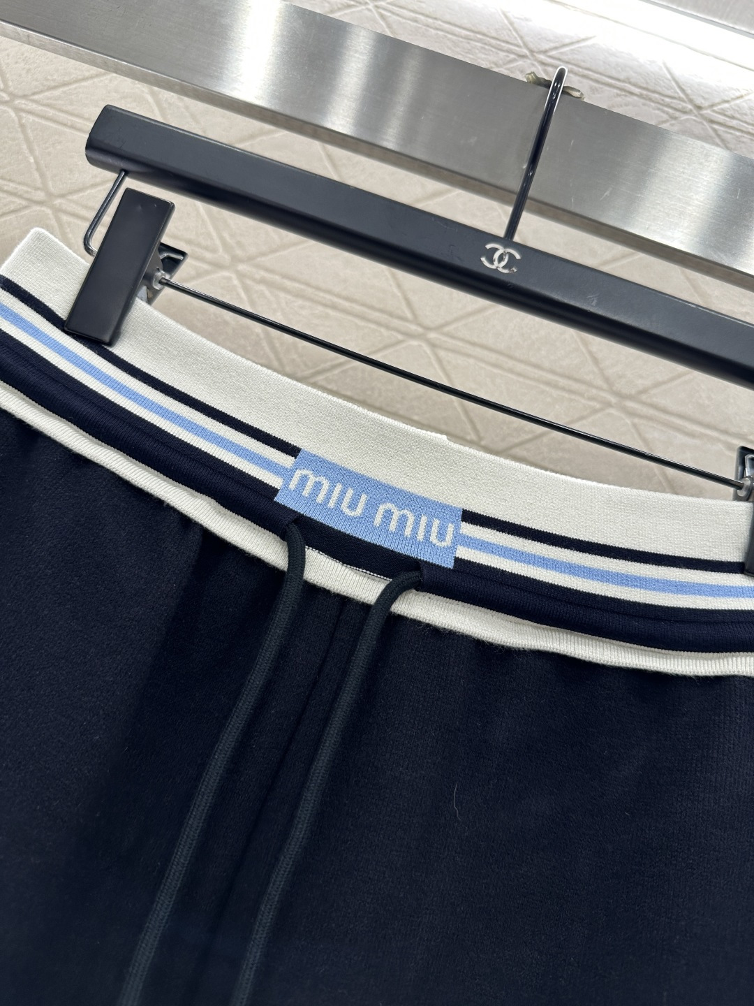 ♥Miumi*♥2025新品上架 条纹织带抽绳直筒长裤定制YB进口羊毛混纺材质，面料柔挺舒适，垂顺有型，