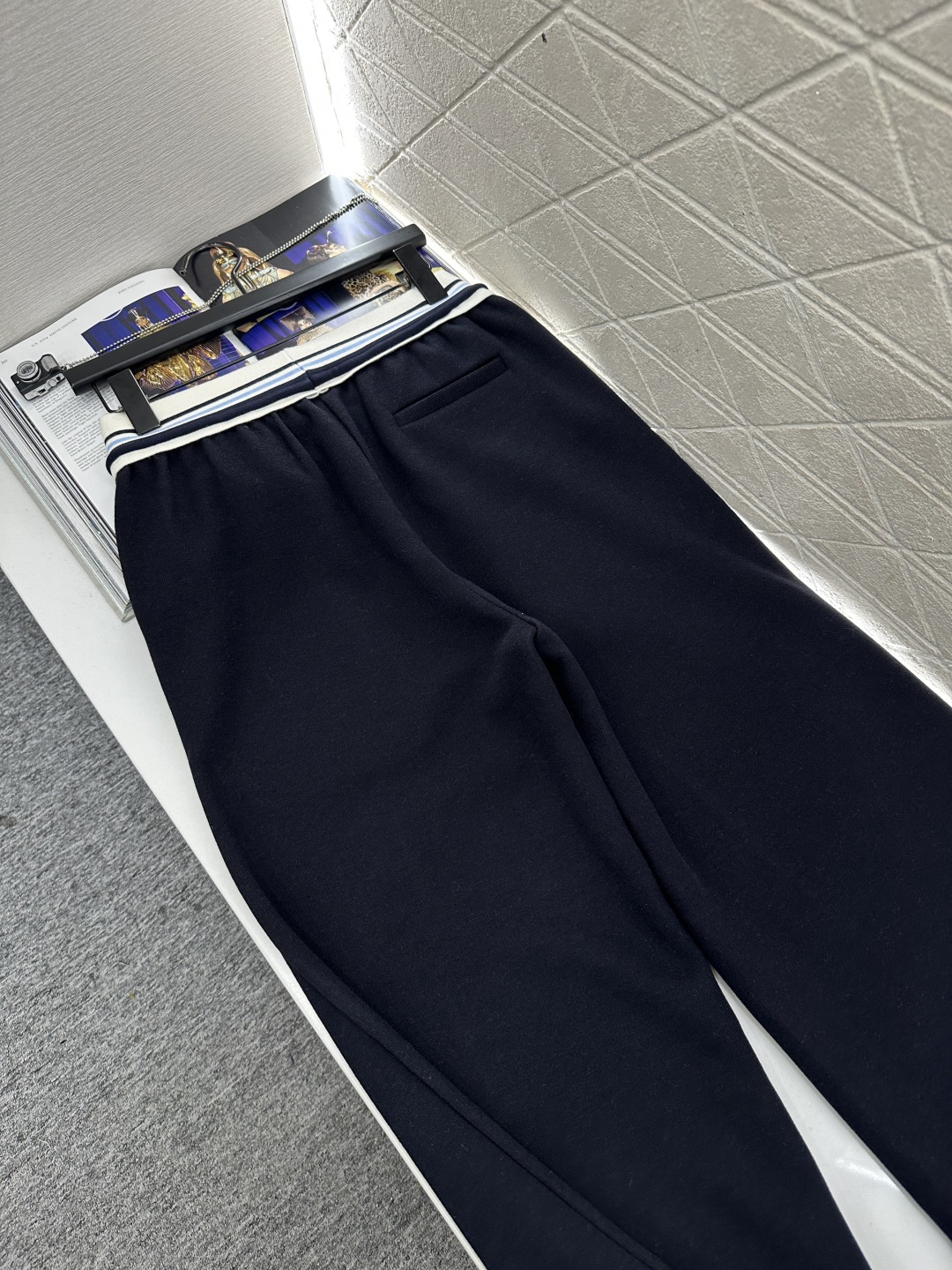 ♥Miumi*♥2025新品上架 条纹织带抽绳直筒长裤定制YB进口羊毛混纺材质，面料柔挺舒适，垂顺有型，