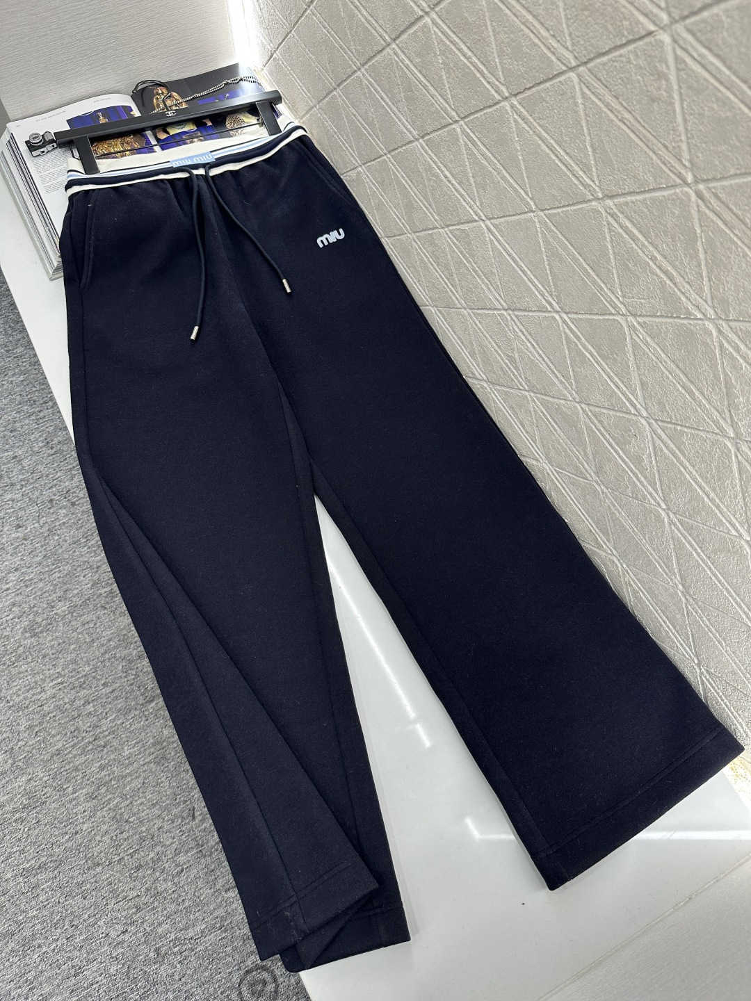 ♥Miumi*♥2025新品上架 条纹织带抽绳直筒长裤定制YB进口羊毛混纺材质，面料柔挺舒适，垂顺有型，