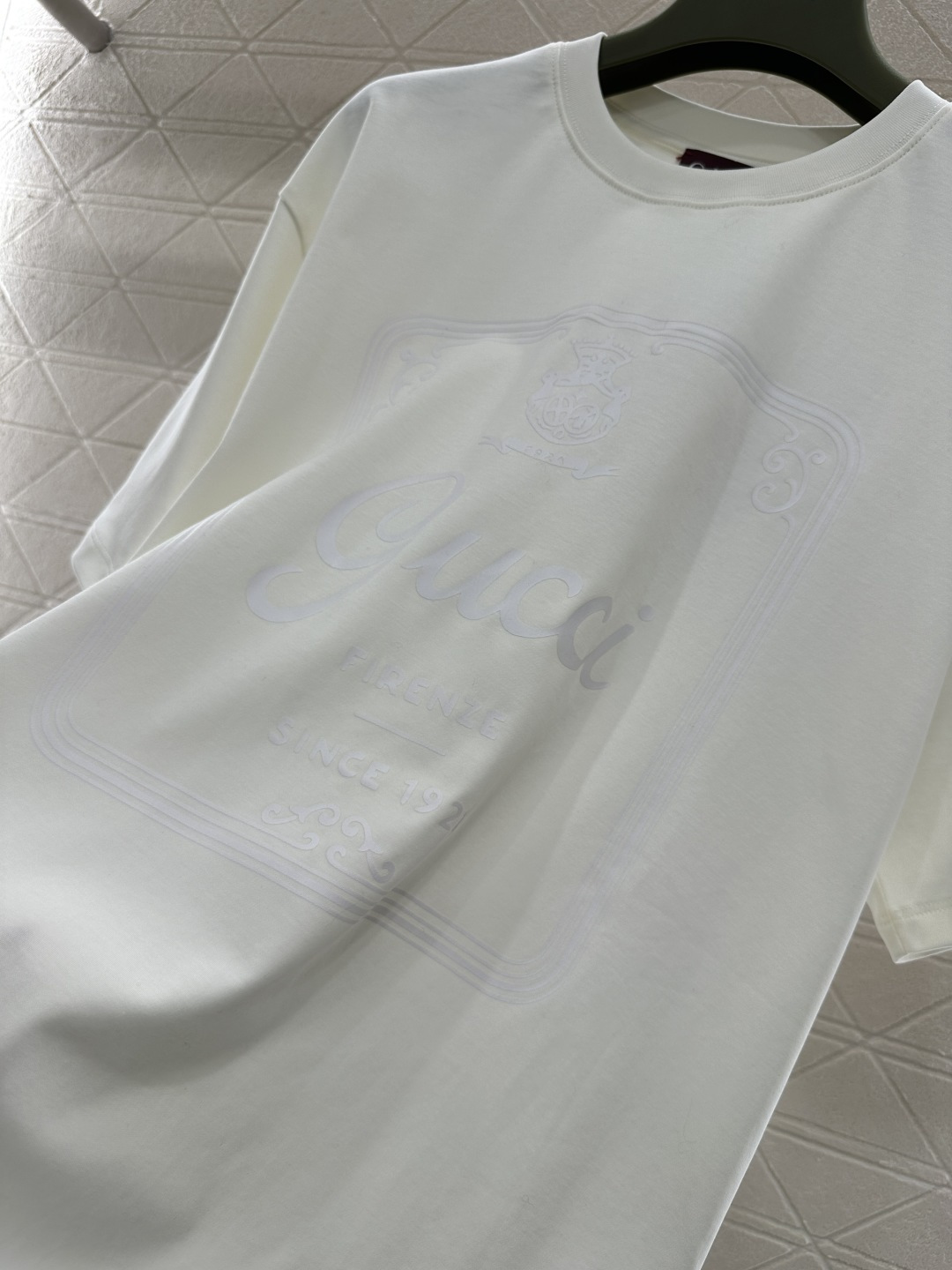 ♥Gucc*♥2026新品上架 徽标印花圆领𝑇𝑒𝑒定制YB原生全棉材质，透气舒适，质感十足，宽松短袖T恤