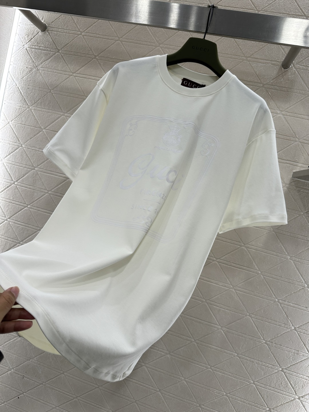 ♥Gucc*♥2026新品上架 徽标印花圆领𝑇𝑒𝑒定制YB原生全棉材质，透气舒适，质感十足，宽松短袖T恤