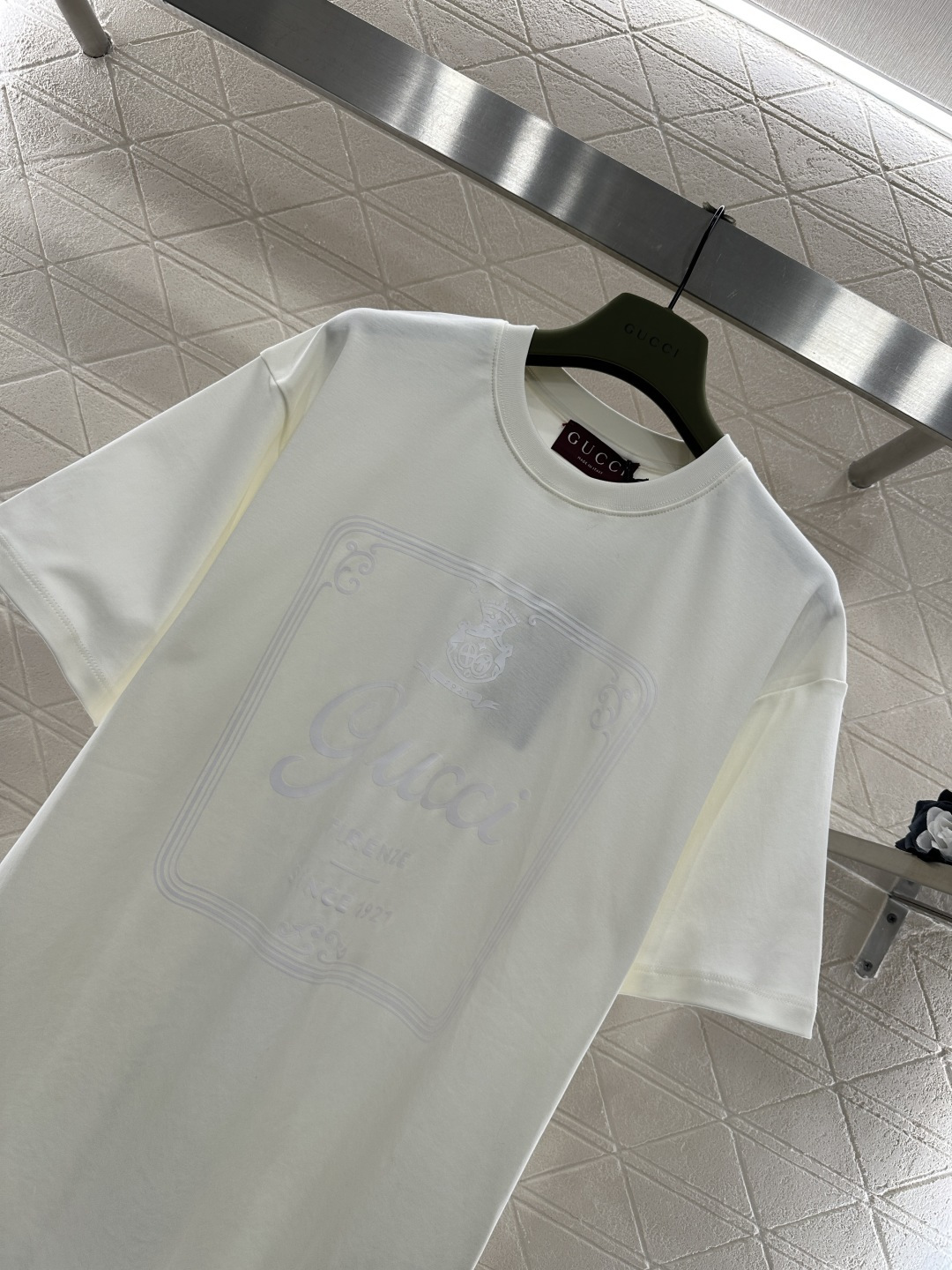 ♥Gucc*♥2026新品上架 徽标印花圆领𝑇𝑒𝑒定制YB原生全棉材质，透气舒适，质感十足，宽松短袖T恤