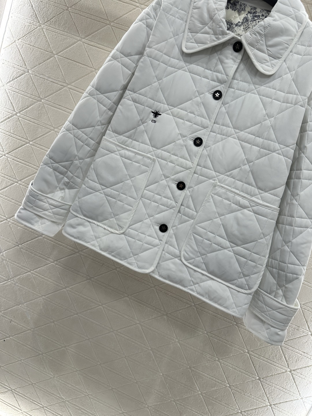 ♥Dio*♥2025新品上架 藤格纹口袋棉服外套定制YB进口尼龙材质，质感光泽，轻盈舒适，翻领正肩棉服外