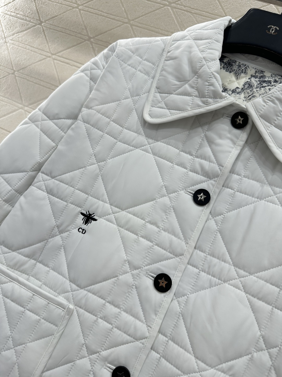 ♥Dio*♥2025新品上架 藤格纹口袋棉服外套定制YB进口尼龙材质，质感光泽，轻盈舒适，翻领正肩棉服外