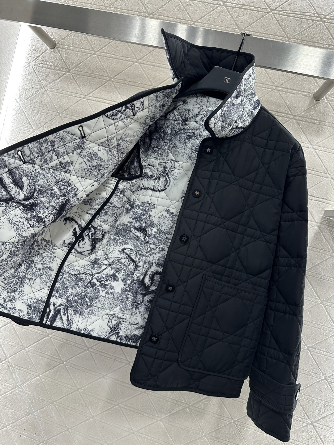 ♥Dio*♥2025新品上架 藤格纹口袋棉服外套定制YB进口尼龙材质，质感光泽，轻盈舒适，翻领正肩棉服外