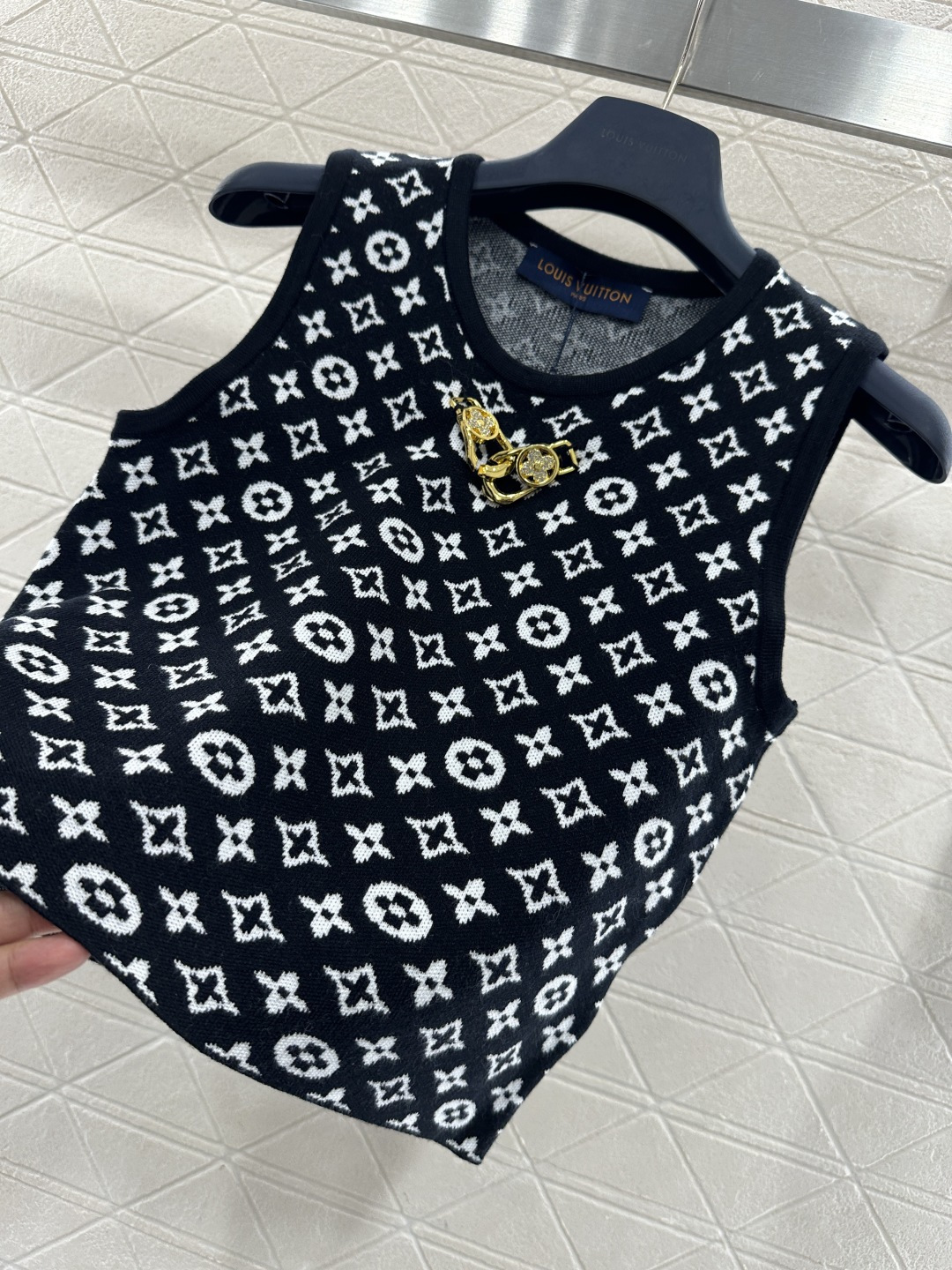 ♥Louis Vuitto*♥2025新品上架 水钻锁扣提花针织背心定制YB羊毛纱线织造，质感细腻，穿搭