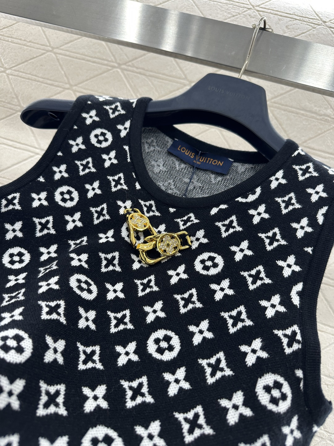 ♥Louis Vuitto*♥2025新品上架 水钻锁扣提花针织背心定制YB羊毛纱线织造，质感细腻，穿搭