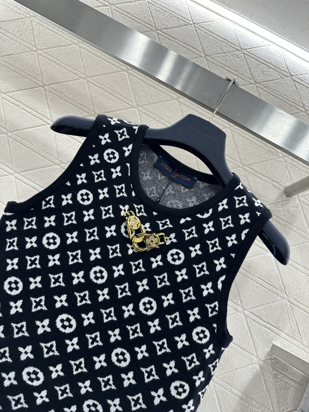 ♥Louis Vuitto*♥2025新品上架 水钻锁扣提花针织背心定制YB羊毛纱线织造，质感细腻，穿搭