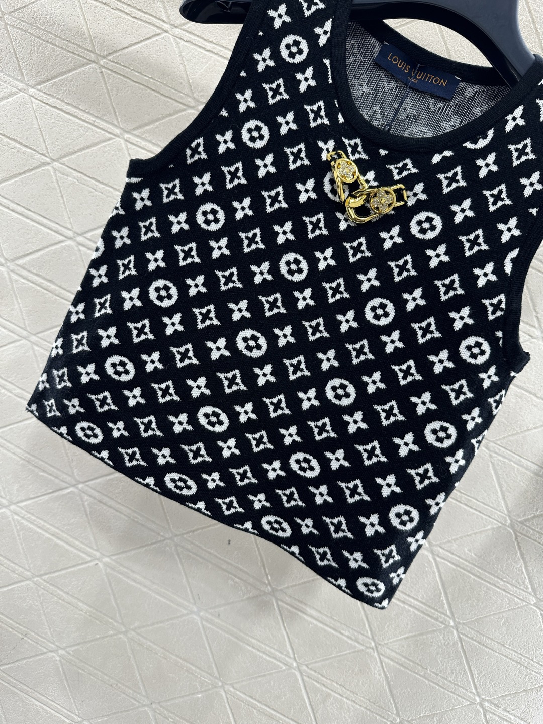 ♥Louis Vuitto*♥2025新品上架 水钻锁扣提花针织背心定制YB羊毛纱线织造，质感细腻，穿搭