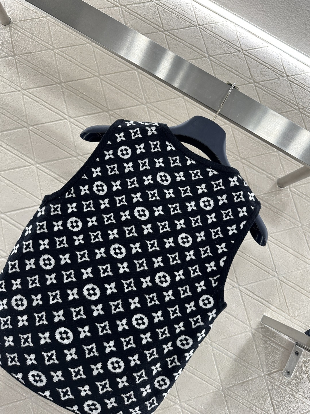 ♥Louis Vuitto*♥2025新品上架 水钻锁扣提花针织背心定制YB羊毛纱线织造，质感细腻，穿搭