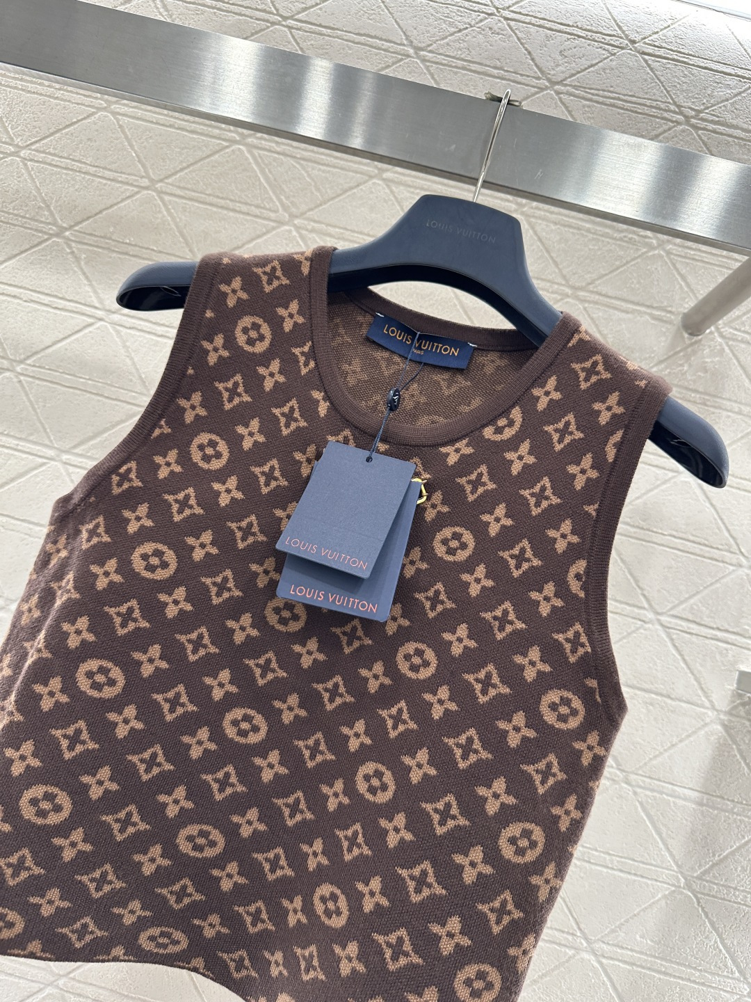 ♥Louis Vuitto*♥2025新品上架 水钻锁扣提花针织背心定制YB羊毛纱线织造，质感细腻，穿搭