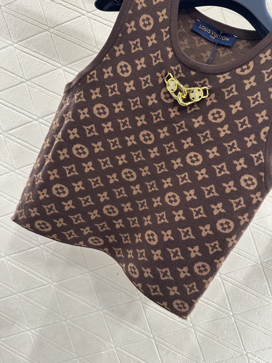 ♥Louis Vuitto*♥2025新品上架 水钻锁扣提花针织背心定制YB羊毛纱线织造，质感细腻，穿搭