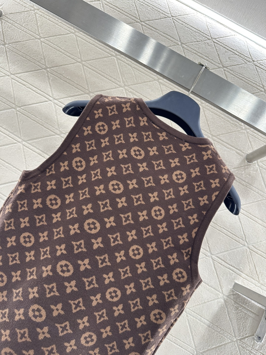 ♥Louis Vuitto*♥2025新品上架 水钻锁扣提花针织背心定制YB羊毛纱线织造，质感细腻，穿搭