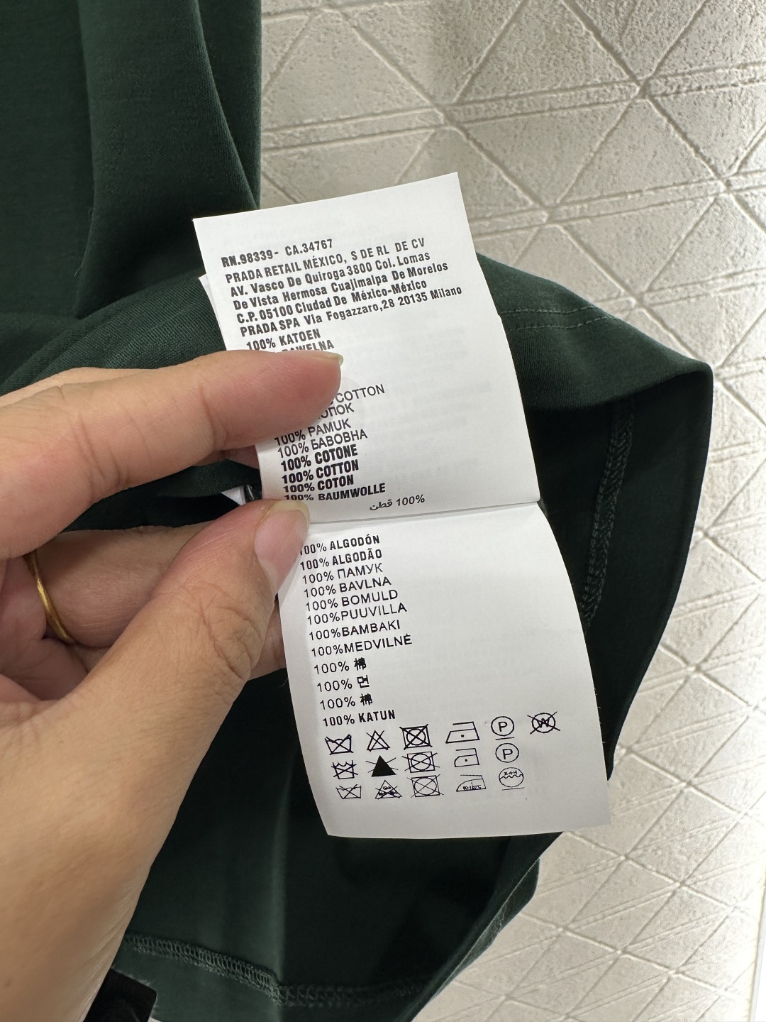 ♥Miumi*♥2026新品上架 立体亮片徽标𝑇𝑒𝑒定制YB丝光全棉材质，透气舒适，质感十足，修身短袖T