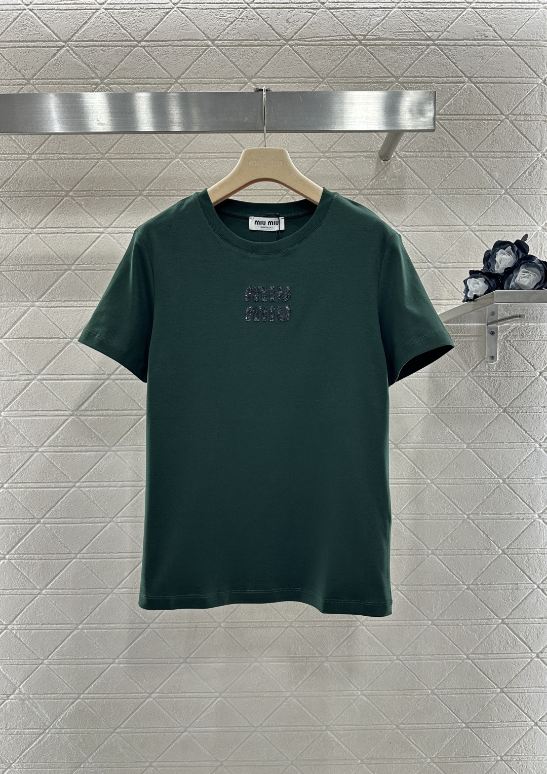 ♥Miumi*♥2026新品上架 立体亮片徽标𝑇𝑒𝑒定制YB丝光全棉材质，透气舒适，质感十足，修身短袖T