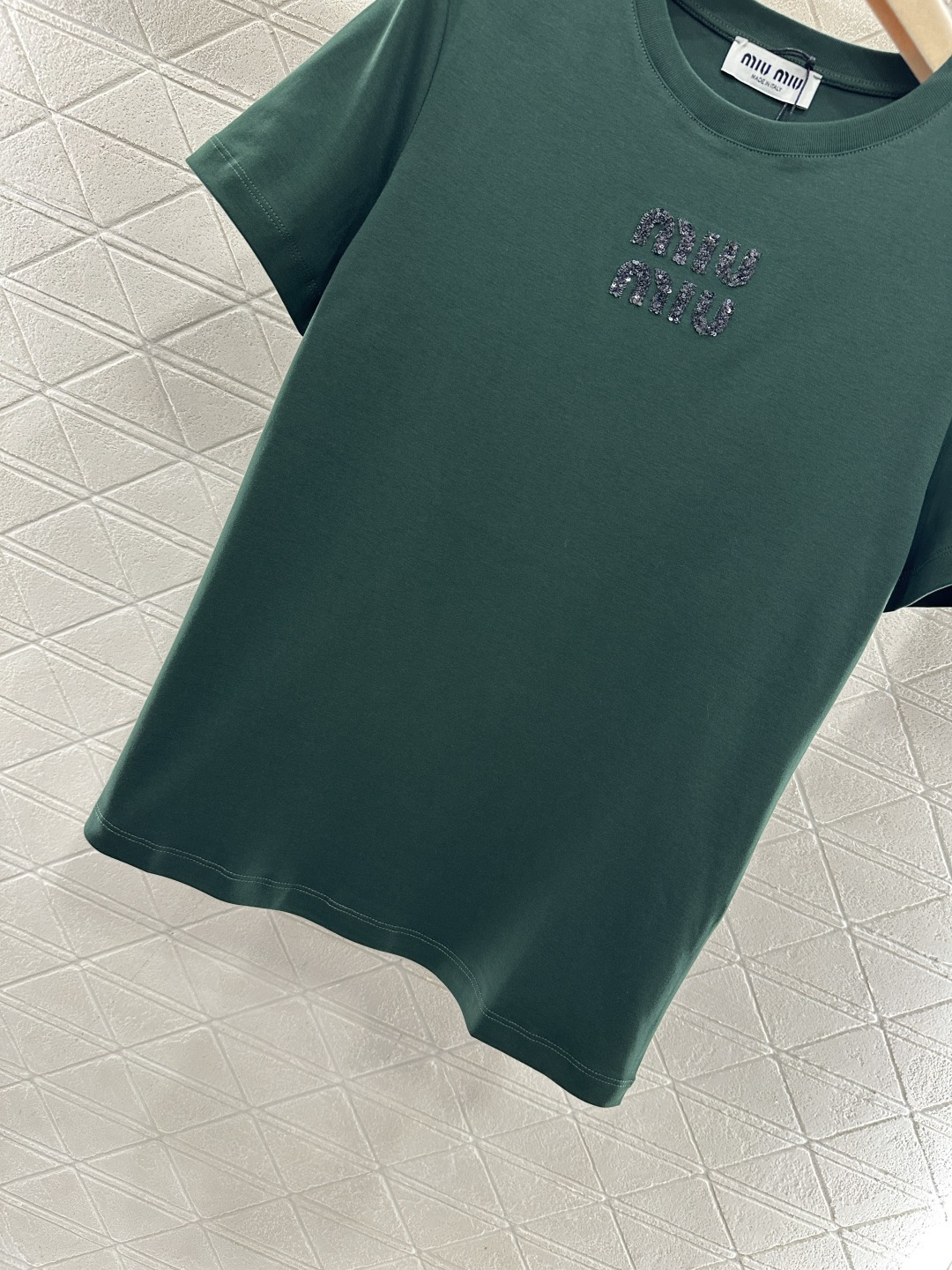 ♥Miumi*♥2026新品上架 立体亮片徽标𝑇𝑒𝑒定制YB丝光全棉材质，透气舒适，质感十足，修身短袖T
