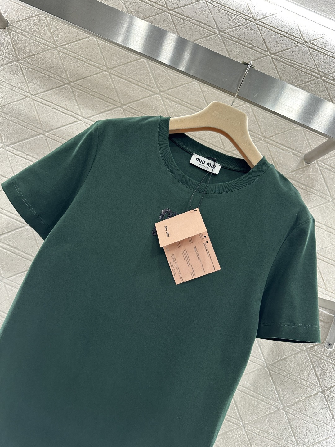 ♥Miumi*♥2026新品上架 立体亮片徽标𝑇𝑒𝑒定制YB丝光全棉材质，透气舒适，质感十足，修身短袖T