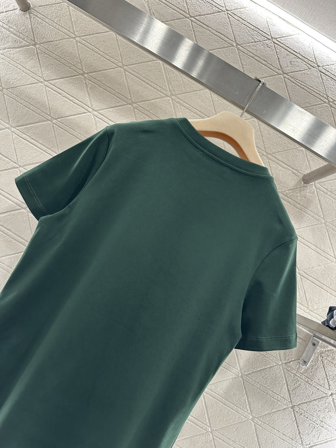 ♥Miumi*♥2026新品上架 立体亮片徽标𝑇𝑒𝑒定制YB丝光全棉材质，透气舒适，质感十足，修身短袖T