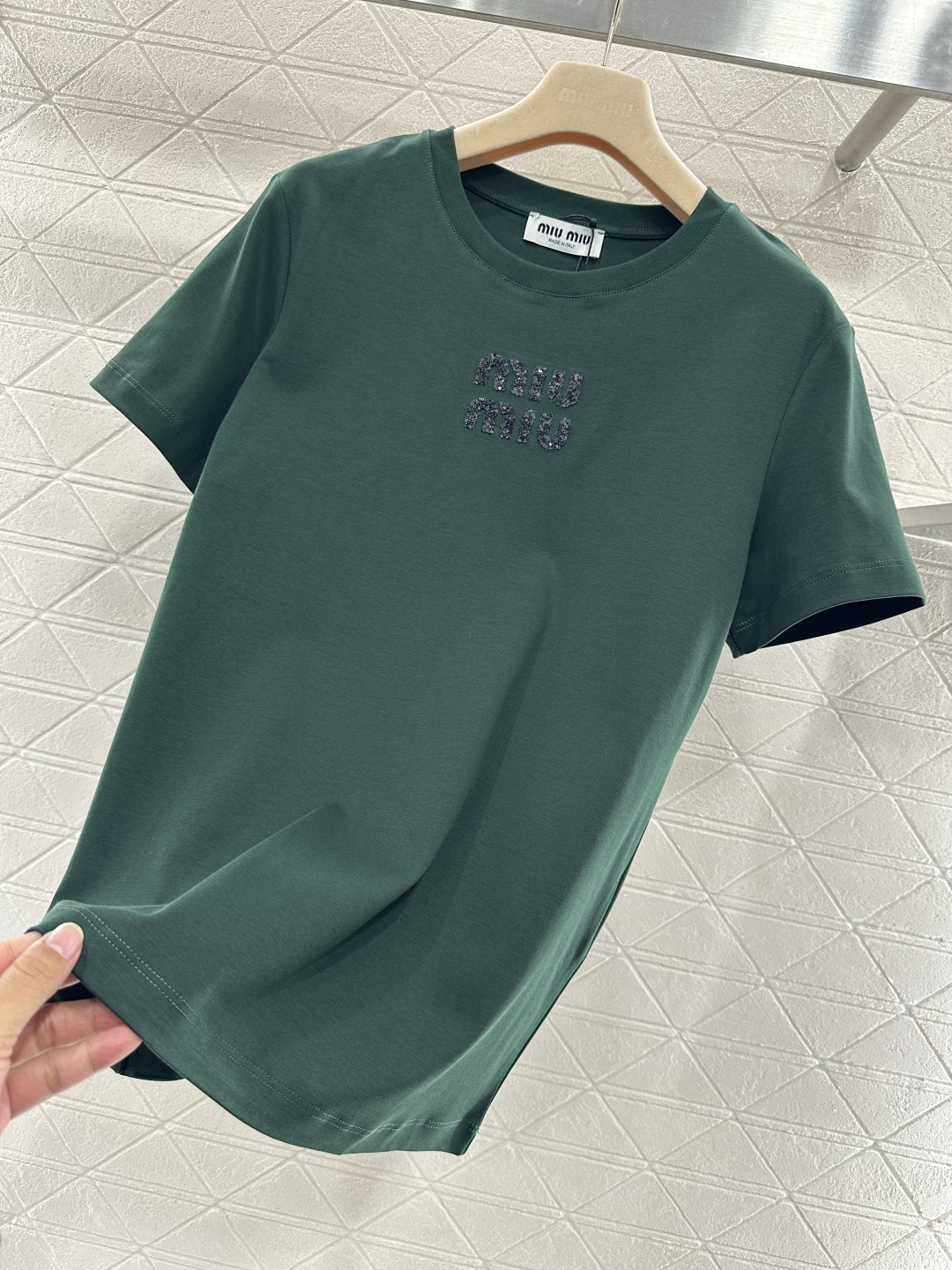 ♥Miumi*♥2026新品上架 立体亮片徽标𝑇𝑒𝑒定制YB丝光全棉材质，透气舒适，质感十足，修身短袖T