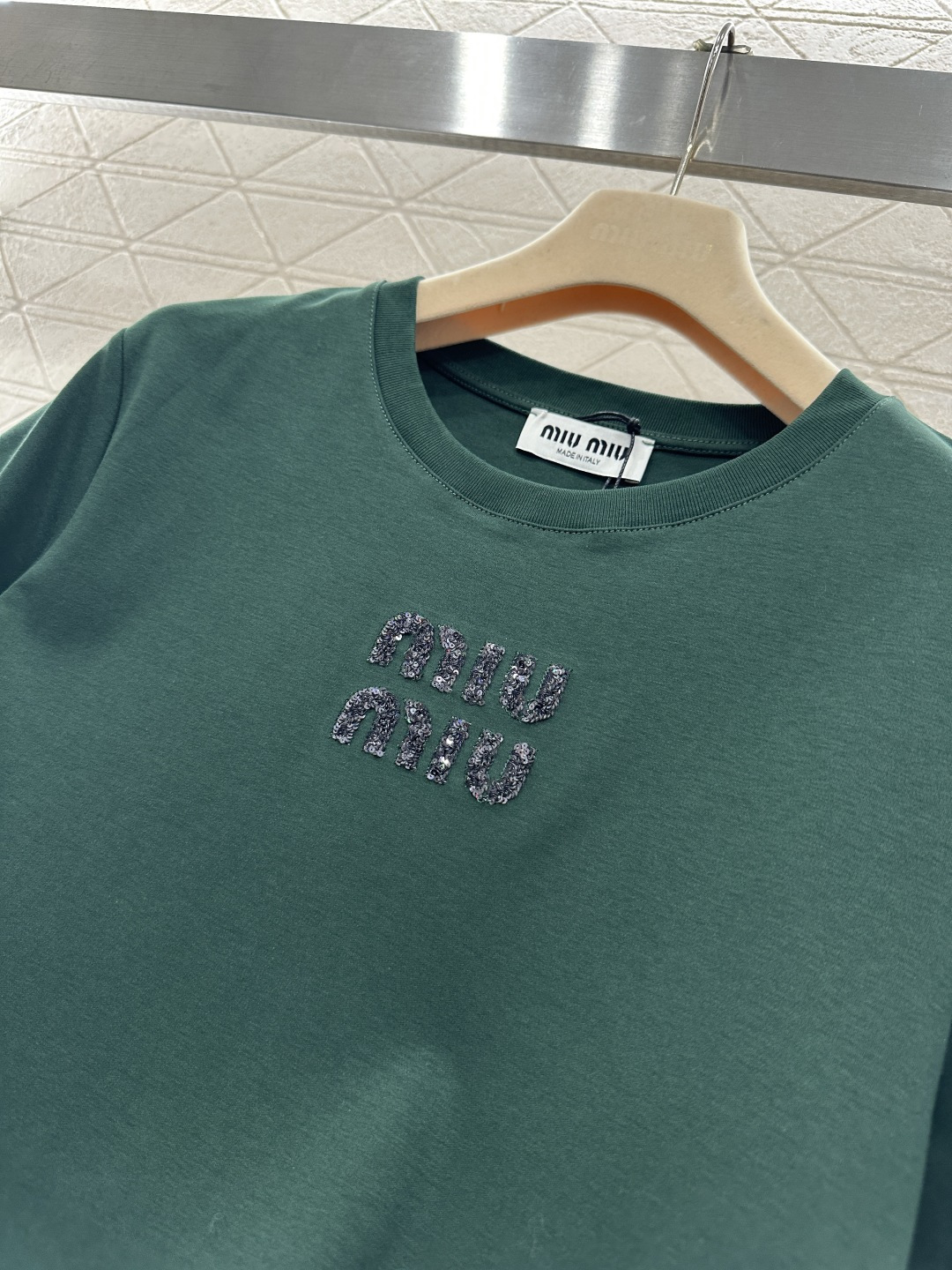 ♥Miumi*♥2026新品上架 立体亮片徽标𝑇𝑒𝑒定制YB丝光全棉材质，透气舒适，质感十足，修身短袖T