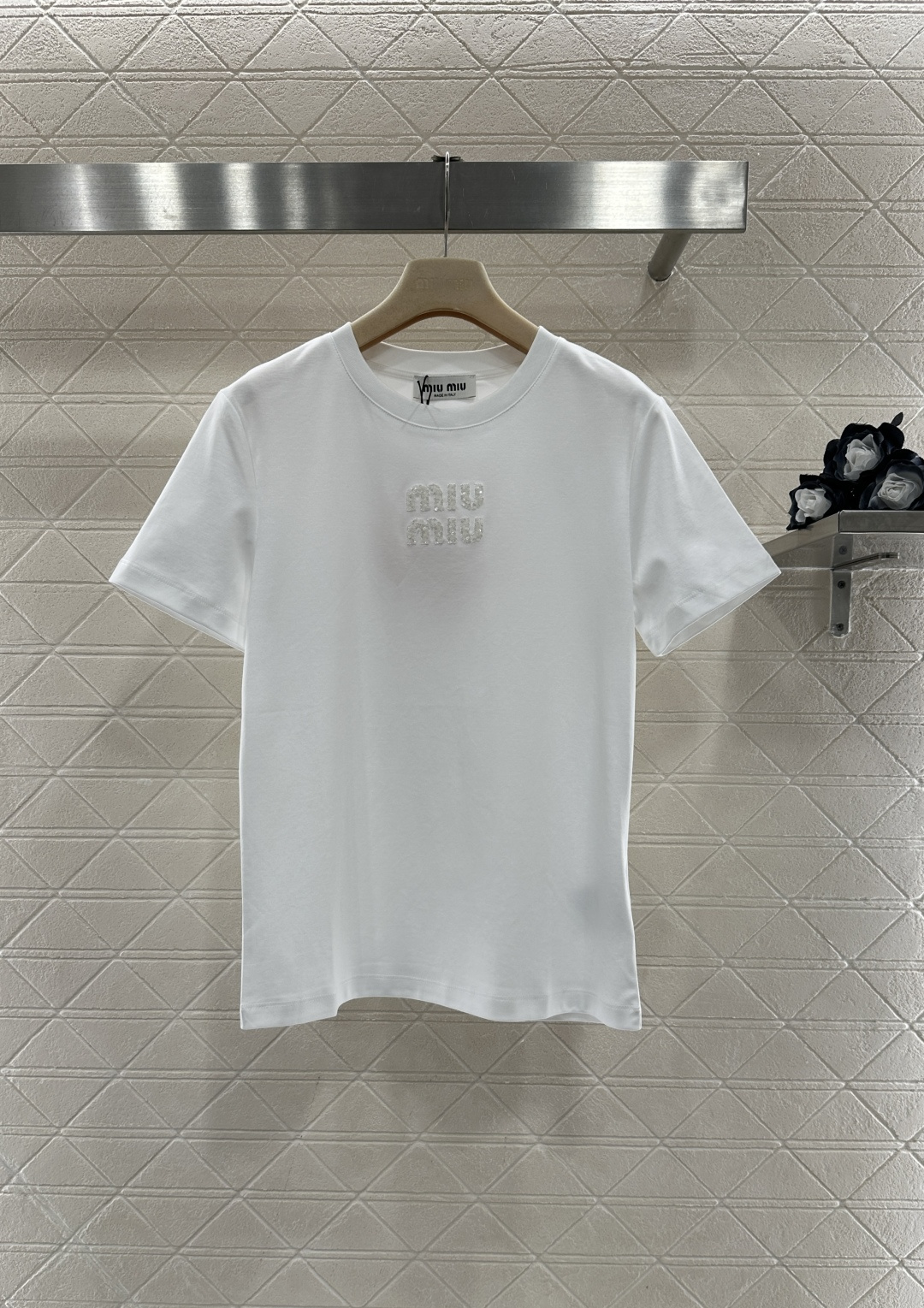 ♥Miumi*♥2026新品上架 立体亮片徽标𝑇𝑒𝑒定制YB丝光全棉材质，透气舒适，质感十足，修身短袖T