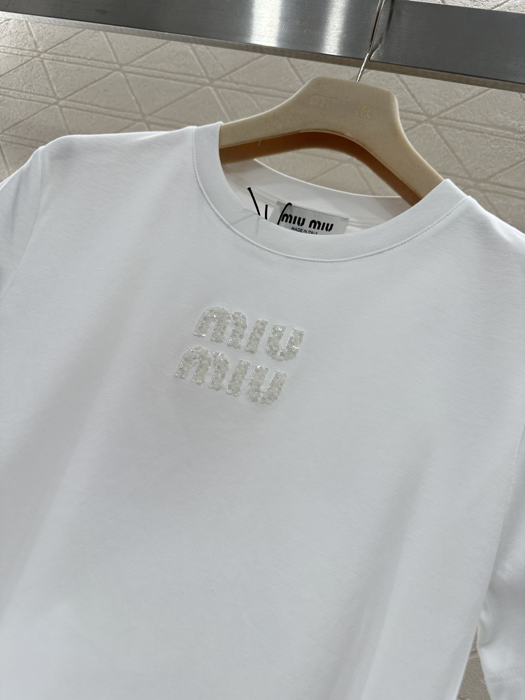 ♥Miumi*♥2026新品上架 立体亮片徽标𝑇𝑒𝑒定制YB丝光全棉材质，透气舒适，质感十足，修身短袖T