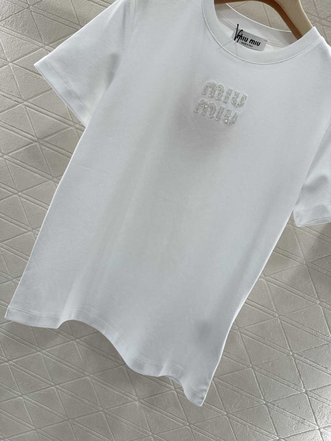 ♥Miumi*♥2026新品上架 立体亮片徽标𝑇𝑒𝑒定制YB丝光全棉材质，透气舒适，质感十足，修身短袖T