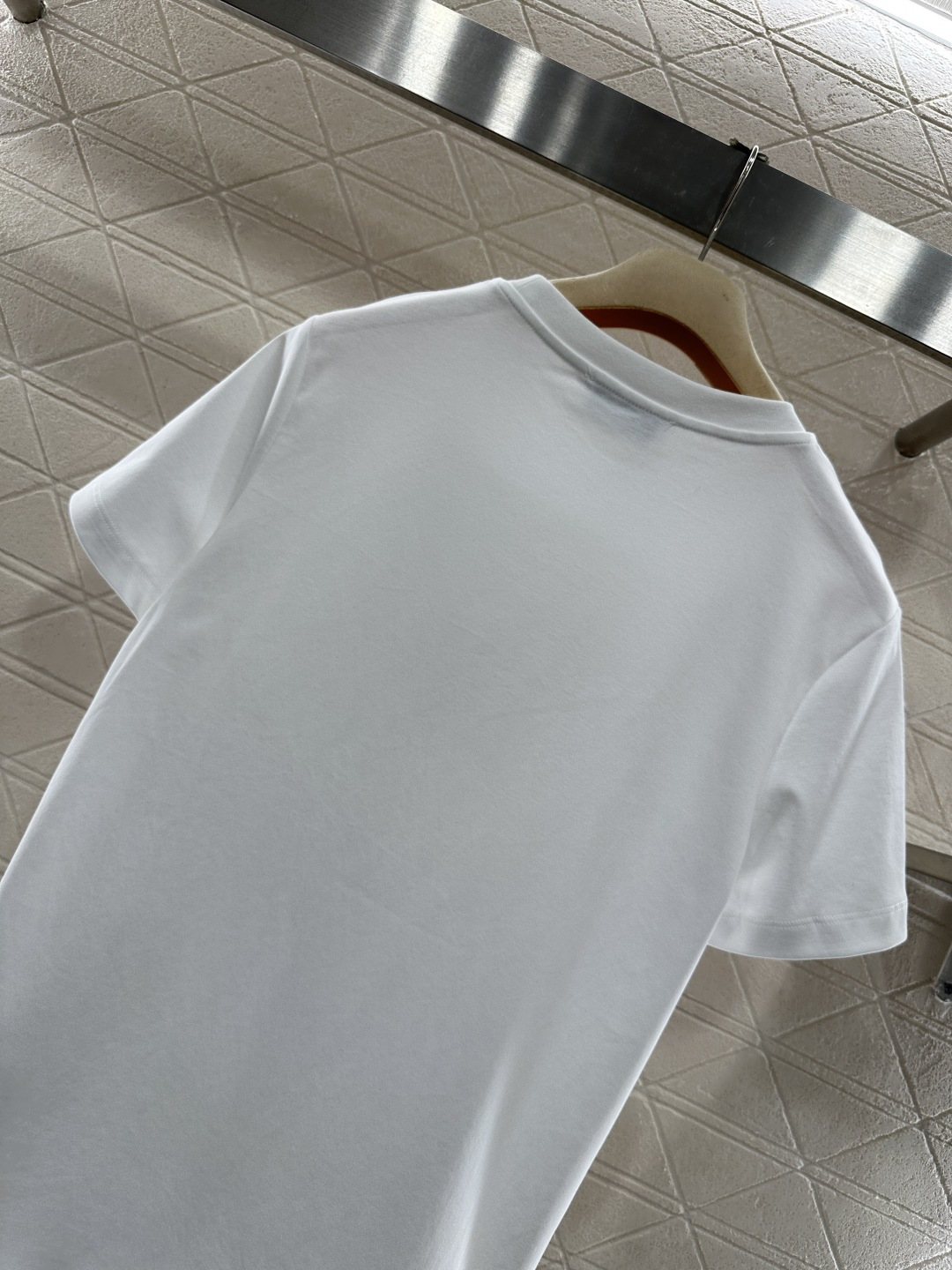 ♥Miumi*♥2026新品上架 立体亮片徽标𝑇𝑒𝑒定制YB丝光全棉材质，透气舒适，质感十足，修身短袖T