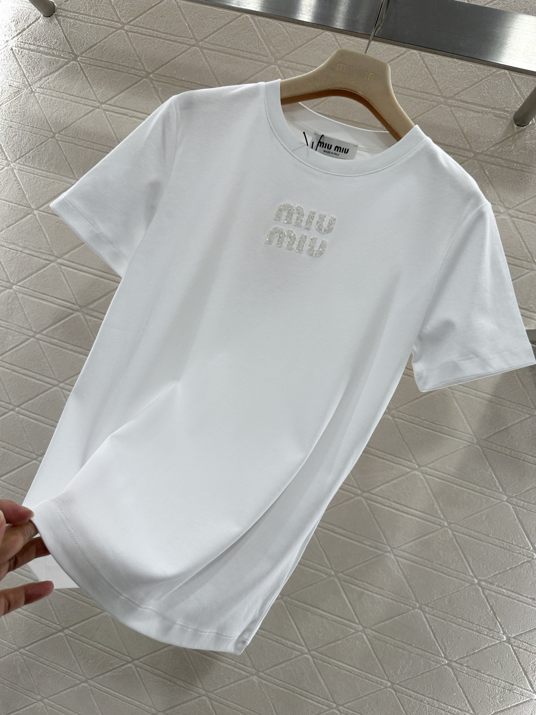 ♥Miumi*♥2026新品上架 立体亮片徽标𝑇𝑒𝑒定制YB丝光全棉材质，透气舒适，质感十足，修身短袖T