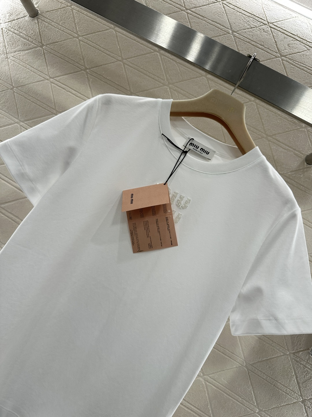 ♥Miumi*♥2026新品上架 立体亮片徽标𝑇𝑒𝑒定制YB丝光全棉材质，透气舒适，质感十足，修身短袖T