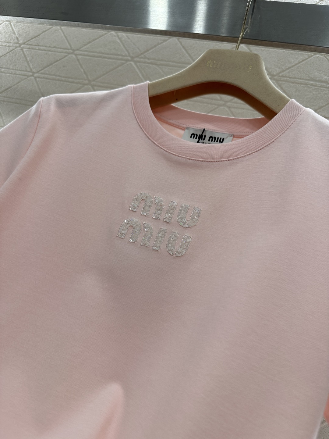 ♥Miumi*♥2026新品上架 立体亮片徽标𝑇𝑒𝑒定制YB丝光全棉材质，透气舒适，质感十足，修身短袖T