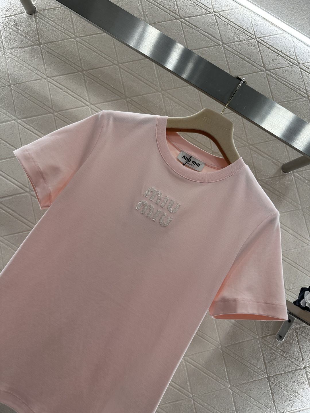 ♥Miumi*♥2026新品上架 立体亮片徽标𝑇𝑒𝑒定制YB丝光全棉材质，透气舒适，质感十足，修身短袖T