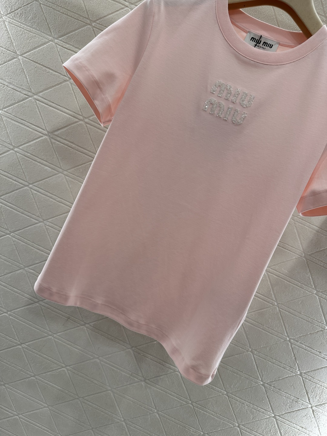 ♥Miumi*♥2026新品上架 立体亮片徽标𝑇𝑒𝑒定制YB丝光全棉材质，透气舒适，质感十足，修身短袖T