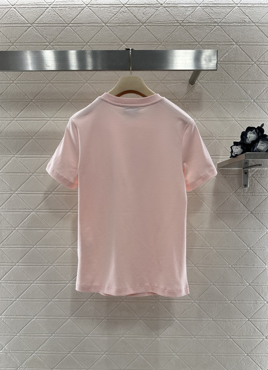 ♥Miumi*♥2026新品上架 立体亮片徽标𝑇𝑒𝑒定制YB丝光全棉材质，透气舒适，质感十足，修身短袖T