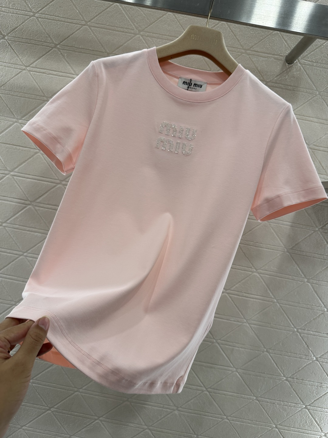 ♥Miumi*♥2026新品上架 立体亮片徽标𝑇𝑒𝑒定制YB丝光全棉材质，透气舒适，质感十足，修身短袖T