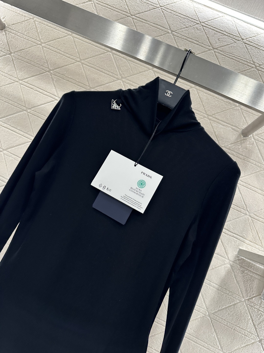 ♥Prad*♥2025新品上架 高领金属徽标打底衫定制YB天丝羊毛材质，柔软细腻，质感舒适，高领打底衫剪