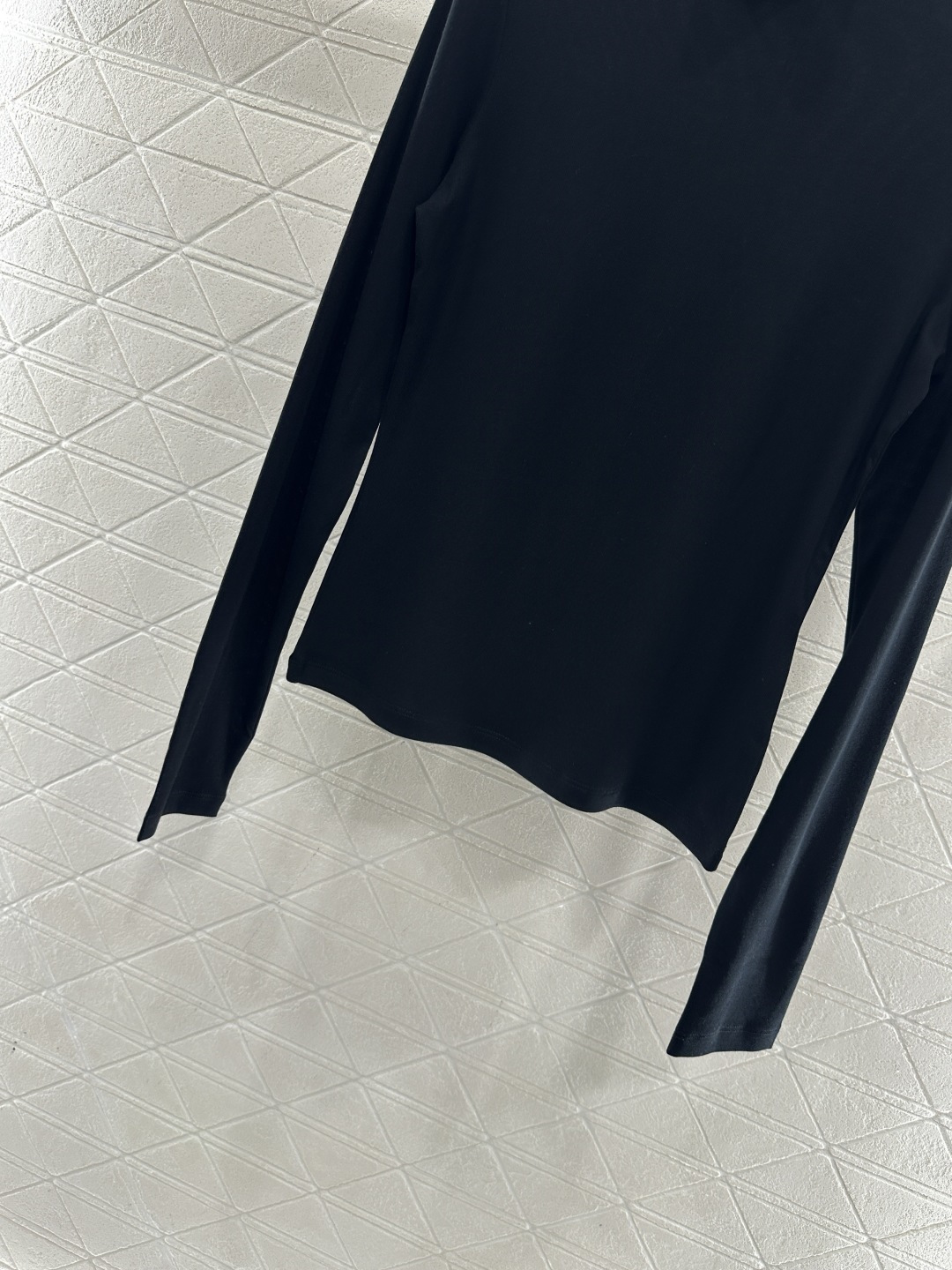 ♥Prad*♥2025新品上架 高领金属徽标打底衫定制YB天丝羊毛材质，柔软细腻，质感舒适，高领打底衫剪